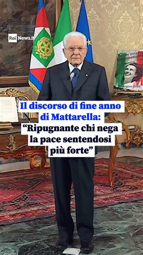 In piedi, davanti alla scrivania per far risaltare il tono diretto e colloquiale, il presidente della Repubblica, Sergio Mattarella, ha rivolto agli italiani il suo undicesimo discorso di fine anno. “Di fronte alle case, alle abitazioni devastate dai bombardamenti nelle città ucraine, di fronte alla distruzione delle centrali di energia per lasciare bambini, anziani, donne, uomini al freddo del gelido inverno di quei territori, di fronte alla devastazione di Gaza, dove neonati al freddo muoiono 