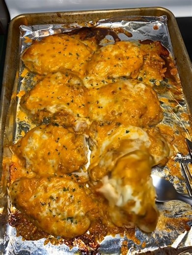 🍯🧀 Outback Alice Springs Chicken (Copycat!) 🧀🍯 Juicy chicken, honey mustard, mushrooms, bacon, and melty cheese — just like the restaurant favorite! 🤤 Ingredients: 4 boneless chicken breasts ½ cup honey mustard (plus extra for dipping) 1 tbsp olive oil 1 cup sliced mushrooms 4 slices cooked bacon 1 cup shredded Colby Jack or cheddar cheese Salt & pepper to taste Directions: Season chicken with salt & pepper, cook in skillet with olive oil until browned (not fully cooked). Place chicken in a