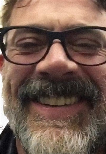 Jeffrey Dean Morgan e seu filho mais velho, Gusy. Momento fofo entre os dois. 🥰❤️ 🇺🇸 – Jeffrey Dean Morgan and his eldest son, Gusy. A sweet moment between the two. 🥰❤️ — Siga @jeffreydeanmorganbr para mais conteúdo sobre o ator, diretor e apresentador Jeffrey Dean Morgan. ✨ #jeffreydeanmorgan #negan #thewalkingdead #dad #gus