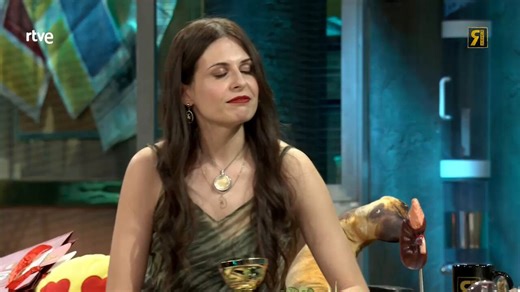 🔈 Lo raro de las enfermedades raras es que no se investigen másNoah Higón: "Es un regalo poder dar voz a tanta gente con enfermedades raras. Es muy triste tener que perder órganos para que nos escuchen"→ @nh487 es jurista, politóloga y escritora. Tiene 26 años y convive con siete enfermedades raras, lo que le ha llevado a ser una activista por la investigación, la ciencia y la sanidad pública. #LaRevuelta