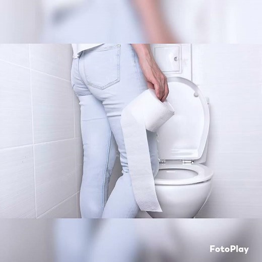 femme qui fais pipi debout aux toilettes