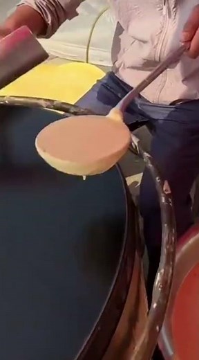 The process of making a cake using special tools by a man