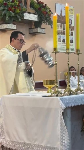 Paróquia São Cristóvão e São Benedito | Extrema MG on Instagram: "✨ Missa de Natal ✨ Hoje celebramos o mistério do Amor que se fez carne. O Verbo se fez homem e habitou entre nós. Que o nascimento de Jesus renove nossa fé, nossa esperança e nos conduza à verdadeira paz. Glória a Deus nas alturas e paz na terra aos homens por Ele amados. 🎄🙏"