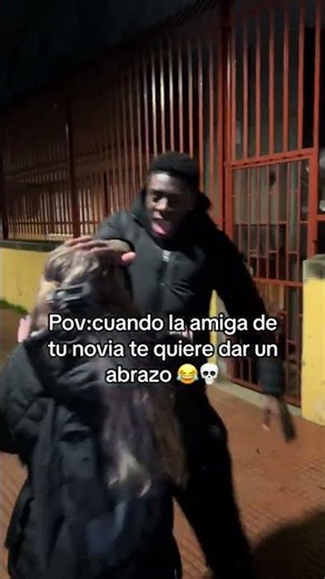 La estrategia más inteligente para amiga de tu novia quiere dar abrazo