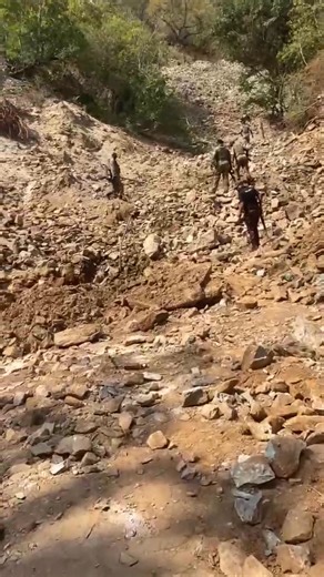 BROMMER MOUNTAIN | BARBERTON This video was taken during an operation today at the Brommer Mountain site in Barberton. Members of the South African National Defence Force (SANDF) were seen advancing up Brommer Mountain following reports of illegal mining activities in the area. No individuals are visible in the footage. Information from the scene indicates that suspected illegal miners fled, while others were believed to have retreated into the mine shafts. Equipment observed on site includes: W