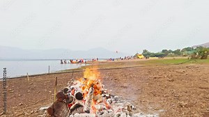 Burning dead body in hindu cremation funeral fire varanasi ghat cheetah