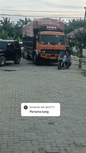 Fuso orange 6x4 hd truck with a load of 32 tons #automobile #shortvideo #muatsawitkeram #trending...