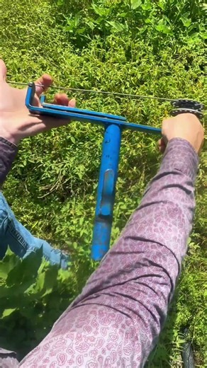 Using a daisy strainer to tension high tensile wire! #ranching #farming #fencing #fenceboss