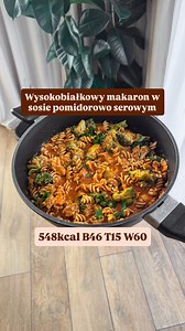 Makaron z kurczakiem i brokułem w sosie pomidorowo serowym 548kcal B46 T15 W60 Brokuł - 80g (1/3 sztuki) Cebula - 30g (1/3 opakowania) Czosnek - 1 ząbek Filet z piersi kurczaka - 100g Makaron pełnoziarnisty - 60g Passata pomidorowa - 200g (3/4 szklanki) Serek śmietankowy - 10g (1 łyżeczka) Mozzarella light - 40g (1/3 opakowania) Oliwa - 5g (1 łyżeczka) Sól, pieprz, czosnek, papryka, oregano, zioła prowansalskie Mięso pokrój w kostkę, przypraw szczyptą soli, pieprzem, papryką, czosnkiem, oregano 