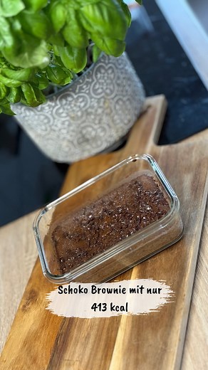 Schoko Brownie mit nur 413 kcal Zutaten: 390g Apfel (mit Schale), frisch 15g Backkakao 1 Ei, mittelgroß 3g Chunky Flavour Ultra Dark Chocolate* 100ml Mandeldrink, ungesüßt *Mit Code ,,LE” gibts maximalen Rabatt bei @morenutrition.de 🌸Werbung Bei 180 Grad Umluft für 15-20 Minuten in den Backofen. Nährwerte: 413 Kalorien 12,3g Eiweiß 58,9g Kohlenhydrate 10,5g Fett Viel Spaß beim nachmachen. 😋 #lisa_fitlife #proteinbrowniiies #diätbrowniiies | »Lisa«