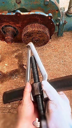1M views · 2.3K reactions | Convenient motor gear removal tools ️⚙️ | Working People | Facebook