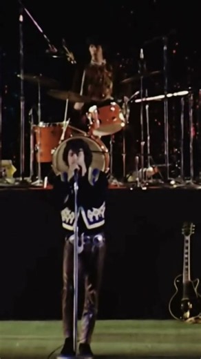 When opera turns rock 🎥 “Alabama Song Whisky Bar” live at the Hollywood Bowl in ‘68 #TheDoors