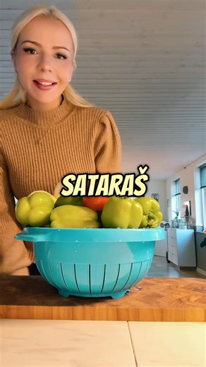 Sataraš 2 løg 3 fed hvidløg 22 peberfrugter 3 tomater (gerne flere) Vegeta Paprika Peber Lidt olie 1,5 dl vand eller efter behov Steg de finthakkede løg i olie, tilsæt derefter peberfrugterne og lad det simre i 7-10 minutter. Tilsæt tomat, hvidløg, krydderier og ca. 1,5 dl vand. Lad det simre i yderligere 15 minutter eller indtil peberfrugterne er bløde, hvis der er behov for det kan du tilsætte mere vand. #opskrift #sataraš #aftensmad | Lisa Tahirovic