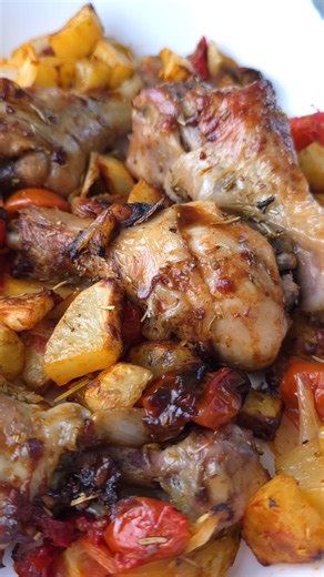 🍗Questa ricetta è la mia preferita!! Ingredienti 4 cosce di pollo 200 g pomodorini 3 patate 1 cipolla q.b. origano q.b. olio extravergine d’oliva q.b. sale | CuciniAmo con Chicca