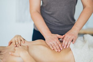 Le massage lymphatique du ventre, un geste aux multiples bienfaits
