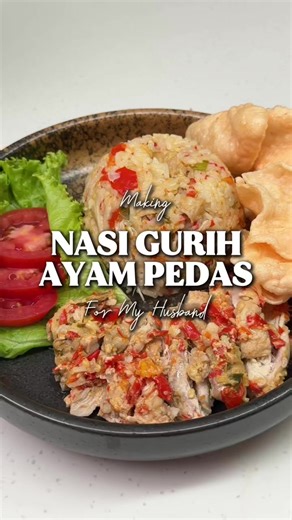 [SAVE AJA DULU, RECOOK SECEPATNYA] Nasi Gurih Ayam Peds✨ Nasi Gurih Ayam Pedas cuma pakai rice cooker, sekali masak langsung jadi nasi lauk yang super sedap! Aku pake Rice Cooker Cosmos Foresta Series CRJ-9023 @Cosmos Mall. Hasil nasinya pulen, bumbunya nyerep sempurna & mateng merata. Gak heran Cosmos udah 50 tahun jadi brand legend 🙌 Yuk recook! Rice cooker Cosmos temuin di toko elektronik & marketplace. Bahan: Bumbu kasar: 7 siung bawang merah 6 siung bawang putih 15bh cabe merah keriting 5b