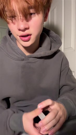 my first ever magic trick tutorial!! i sorta got this trick from @Nero so credits to him where i first saw it#magic #cardistry #bicycle