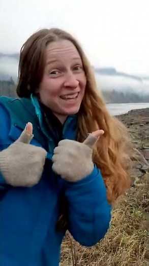 Cold day to pee by the river 😁