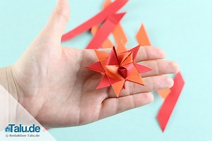 Fröbelsterne basteln - Anleitung zum Falten in 21 Schritten