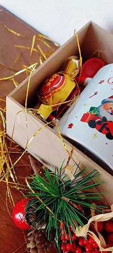 Regalo sorpresa de taza para un intercambio navideño