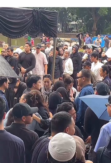 beberapa rekan artis yang ikut hadir di pemakaman Vidi Aldiano pagi ini #vidialdiano