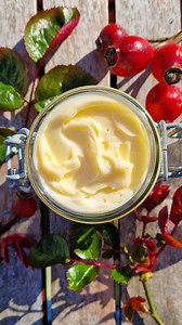 🌹 Let me show you how to make my daily skin cream recipe. I use it as a daily moisturizer, and it's light, moisturizing, creamy, and nourishing. It has plenty of vitamin C-rich rosehip oil, rose hydrosol, and other natural ingredients that help skin that sees a lot of sunshine! In the summer, I use homemade rosewater to make it! 🌹 ROSE SKIN CREAM RECIPE Makes just over 250 ml 👉Comment 𝗿𝗲𝗰𝗶𝗽𝗲 and I'll send you the step-by-step instructions for how to make it. Oil Phase 10 g (2.5 tsp) Swe