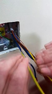 英国插座接线全过程，两根线塞一个接线孔监理能让这么干吗