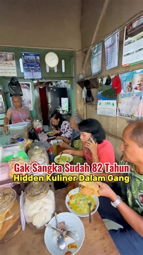 KEN | Food-Travel-Lifestyle on Instagram: "KULINER LEGENDARIS DALAM GANG Biar lokasinya nyempil dan sederhana tapi tidak bikin pelanggannya mundur untuk datang. Info lengkapnya ada di video ya."