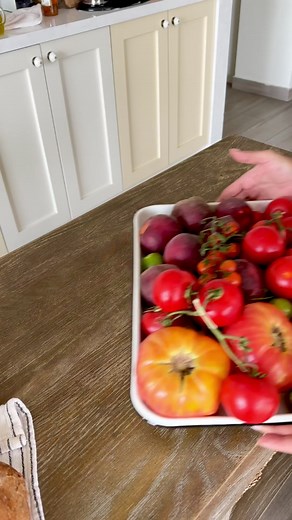 Delicious Peach and Tomato Panzanella Salad Recipe