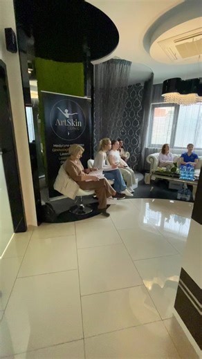 On 10.05.2025, a specialized workshop organized by Croma took place at Art Skin Clinic in Rzeszów, focusing on advanced lip modeling techniques. The training was led by Dr. Olha Melnychuk – an experienced aesthetic medicine specialist known for her precision and modern approach to lip enhancement. During the session, physicians had the opportunity to deepen their theoretical knowledge and, most importantly, refine their practical skills using the latest methods and Croma products. The workshop e