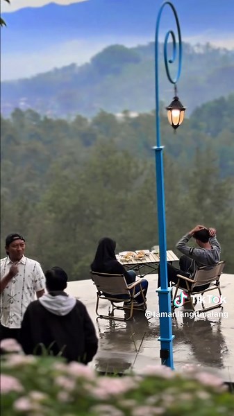 Taman Langit - Paralayang tempat dimana kita bercerita tentang masa depan yang masih mungkin kita raih 🥰 Taman Langit - Kota Batu #tamanlangit #tamanlangitmalang #exploremalang #amazingmalang #wisatamalangbatu