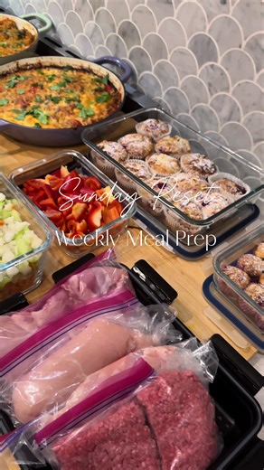 Sunday Reset 🩷 Ready for another big week! Budget Breakdown: Woolies - $52.09 (Cole’s didn’t fulfill everything) Coles - $295.37 Total spend: $347.46 Meat $65.30 Treats $17 Cleaning and household $27.50 Toiletries $0 Fruit $28.98 Veg $62.18 Everything else $146.50 Meals for the week: Stuffed pepper casserole Turmeric Chicken and Kale soup Chicken and chorizo paella Fajita tray bake Chilli Con Carne Stuff chicken breast with salad (kids will have chicken nugget and chips Air fryer Chicken Kebab 