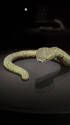 Shohista Turdiyeva on Instagram: "🐍 The most glamorous serpent in history… In 1968, Mexican film icon María Félix walked into Cartier Paris with an unforgettable request: Create me a snake. A real one. And Cartier did exactly that. Two years of craftsmanship. 2,473 diamonds shimmering along every scale. Emerald eyes that stare right through you. A masterpiece that wrapped around her neck like a living creature — bold, defiant, powerful. This was more than jewelry. It was María Félix in jewel fo