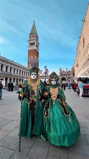 🎭 El Carnaval de Venecia: una fiesta con siglos de historia 🇮🇹❤️ El Carnaval de Venecia nació en la Edad Media, alrededor del siglo XI, como un tiempo de celebración antes de la Cuaresma. Durante esos días, las máscaras permitían algo único: borrar las diferencias sociales. Nobles y pueblo se mezclaban en las calles sin importar el origen, el poder o la riqueza. Con el paso de los siglos, el carnaval creció en esplendor, con bailes, música y fiestas que atraían a visitantes de toda Europa. 🎭