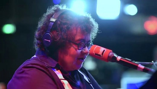 "Cet air qui m'obsède jour et nuit Cet air n'est pas né d'aujourd'hui Il vient d'aussi loin que je viens..." Carte Blanche | Juliette reprend 'Padam-Padam' d'Edith Piaf 🎶🎵 #replay | France Inter