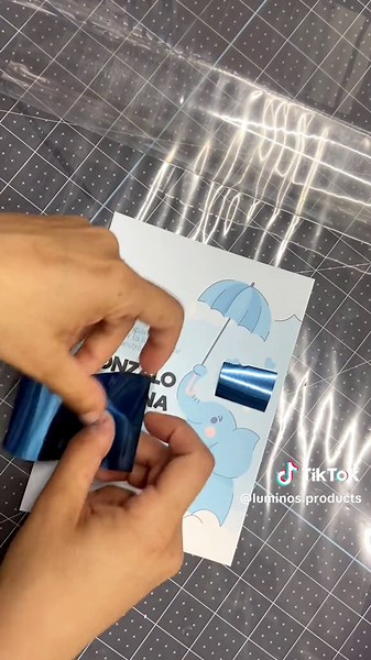Asi puedes hacer invitaciones y mucho más con un toque de #foil ✨🤩. Ya sabias como se hacia?? #tip #hack #invitaciones #foil #diy #babyshower #parati #negocio #foilart #inkjet #toner #CapCut @Lideart