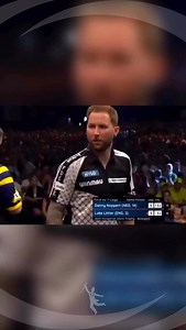 ❄️ DANNY NOPPERT – EISKALT! ❄️ 132 Checkout? Kein Problem. Gegen Luke Littler zeigt Danny Noppert absolute Präzision: Full Bull, Full Bull, Doppel-16 🎯🎯💥 Die Halle hält den Atem an, das Publikum rastet aus – so wird Geschichte geschrieben. 👑 Wenn Coolness eine Waffe wäre, Danny Noppert hätte sie perfekt eingesetzt. 💬 Wer das live gesehen hat, weiß: Das war next level Darts! #DannyNoppert #DartsLegend #FullBullMagic #132Checkout #LukeLittler PDC Eiskalt BullseyePower | showman.180