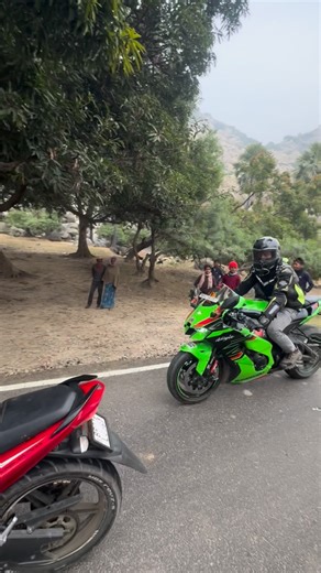 ꃅ𝚒ꪔⲗᴻ𝚜𝗵ꪊ𝚜𝚒ₙ𝙜ħ on Instagram: "Follow @r2_rider_ for daily bike reels 🔥. . . . . . . . . #bikerlife #bikelovers #bhojpurisong #bhojpurireels #bhojpuri"