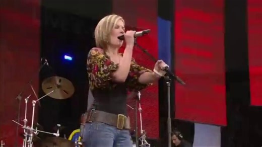 El video muestra a la cantante con su banda en el escenario y tomas de la multitud masiva, destacando la emoción y pasión de la performance durante el evento global contra la pobreza.La publicación genera interacción positiva con elogios a la voz de Dido y su capacidad para conectar emocionalmente, acumulando miles de vistas y comentarios de admiración.