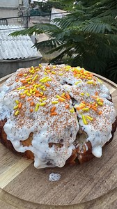 עוגת יוגורט בחושה 🍰 ללא ביצים וחלב רק מ 4 מרכיבים עיקריים ! מתאימה לסוכרתיים כי היא בלי סוכר( רק תחליף שהוא מותר) 1 כוס קמח טופח 1.5 גביעי יוגורט טבעי ( ביו) 1/4 כוס פלסטיק תחליף סוכר של סוויטנגו ( הכי מוצלח שיש לאפייה ) 3-4 כפות שמן ( זית או קוקוס ) אפשר גם חמאה מומסת צמחית ( 3 כפות ) 2 כפיות תמצית ווניל מערבבת את הקמח עם התחליף סוכר ואז מוסיף את היוגורט והשמן - מערבבת טוב - זה טיפה קשה ודביק - זה בסדר ככה זה אמור להיות . בתבנית אינגליש קייק - לשים נייר אפייה כי זה נדבק וקצת להשפריץ ספרי שמן מ