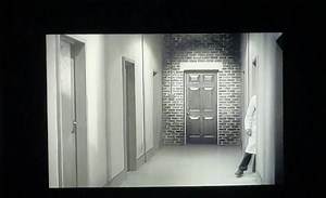 Christian Marclay. Doors (Puertas), 2022 Christian Marclay coleccionó durante diez años secuencias de películas en las que una puerta se abre o se cierra. Editó estas secuencias de modo que viéramos a los actores atravesar la puerta para entrar en otro espacio. Este pasaje marca el punto de montaje, es decir, la transición de una película a otra y de un paisaje sonoro a otro. A la vez sonoro y visual, el montaje resultante sugiere un deambular laberíntico, un espacio en el que los personajes se 