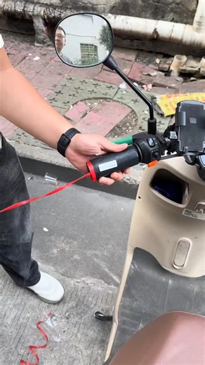 𝐎𝐌𝐆 𝐆𝐀𝐃𝐆𝐄𝐓𝐒 🇺🇸 on Instagram: "The Quick bike handle grip installation! 🏍️🔧 Watch how easy it is to install new motorcycle grips! The perfect upgrade for better control and comfort 💪 Pro tip: This makes your ride so much smoother! ⚡ Bikers, drop a 🏍️ if you've done this mod!"