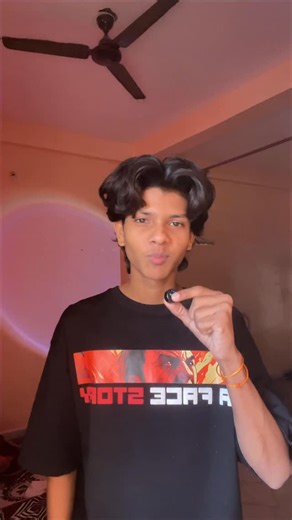 Sumit | Fashion & Lifestyle on Instagram: "Pinterest wala aesthetic look recreate karna hai? 👖✨ Trust me, ek perfect baggy jeans pura outfit ka game change kar deta hai. Festive season me ye jeans mostly discounted price me mil jati hai, isliye try zarur karna. Clean, minimal aur aesthetic outfit chahiye ho to JEANS comment kar dena — link DM me aa jayega! 💬👇 #pinterestoutfit #pintereststyle #aestheticoutfit #aestheticfashion #baggyjeansstyle #jeanshaul"