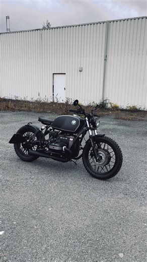 Ein Sport-Evolution BMW R100 Bobber in matt schwarz? Geht immer! 😍 | Sport-Evolution