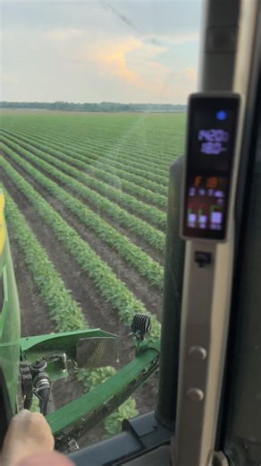 John Deere 410R Sprayer for Efficient Bean Farming