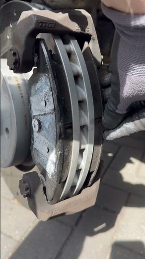 Neue Bremsbeläge klappern bei Bodenwellen und machen KLONG beim Bremsen. Mercedes W212 E300 CDI AMG