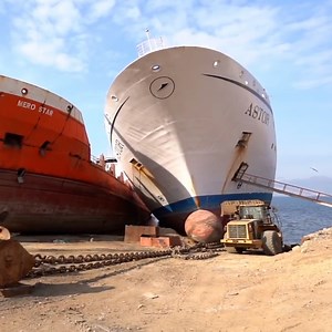 2.2M views · 14K reactions | These guys explore an abandoned cruise ship with a lot of history!勞 | UNILAD Tech | Facebook