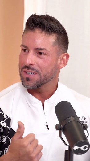 Maria Alejandra Requena on Instagram: "De la cárcel al éxito! Una mala decisión no te define. La historia de @therealabecruz En el episodio de hoy de “Elijo Ser Feliz,” conocerás una inspiradora historia de superación y resiliencia. Abe Cruz, tomo una mala decisión que lo llevó a la cárcel siendo muy joven, pero logró transformar su vida por completo. Ahora, es autor del libro “Forever Faith,” que será llevado a la gran pantalla, y dedica su tiempo a ayudar a jóvenes en la cárcel, enseñándoles q