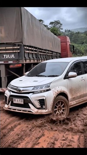 Avanza Ceper Nekat Terjang Lumpur Parah… Eh Malah Lolos!
