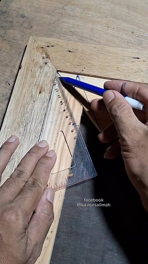 This handyman's method of measuring the corner joints of the boards is very easy and practical #reels #tricks #diy #fyp #woodworking #carpenter #homedecor #woodendecor #fitting #ideas #craftshow | Rika Nursalimah